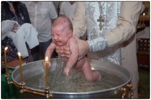 Крестины маленького ребенка в церкви