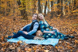 Осенняя фотосессия беременной с мужем на природе